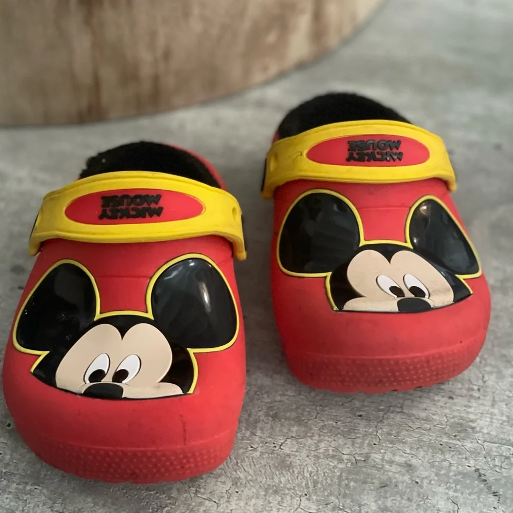 Crocs Mickey Mouse rare fleece lined baby Croc size 6